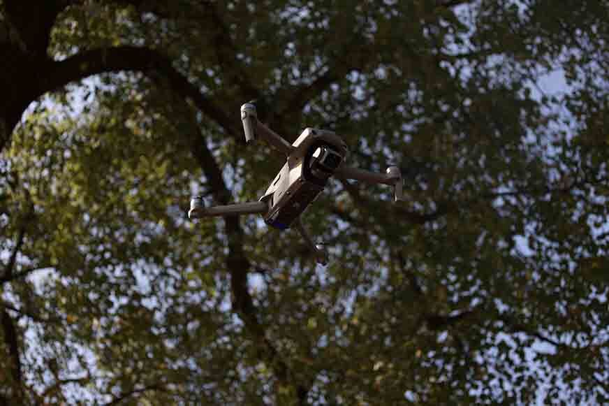 Der Gimbal ist um 90° zur Erde gerichtet und die DJI Air 2S macht ein Foto aus der Luft.